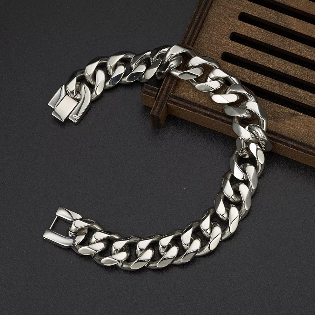 سوار رجالي من الفولاذ المقاوم  - مراجعة Ceramic Link Bracelet وسعره