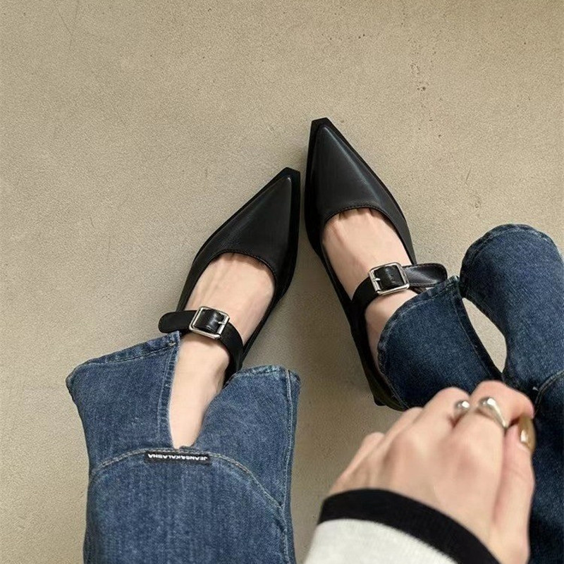 أحذية ماري جين النسائية الأنيق - مراجعة Leather Classic Strap وسعره